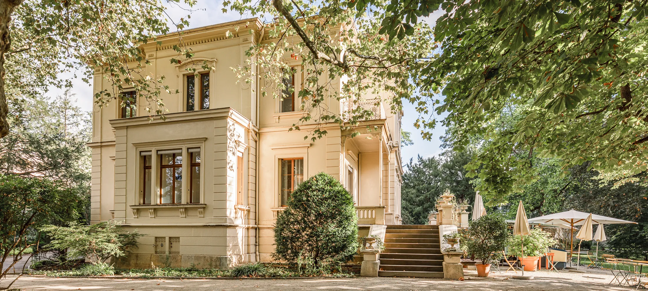 Villa Hirzbrunnen von der Gartenseite – HNO im Park