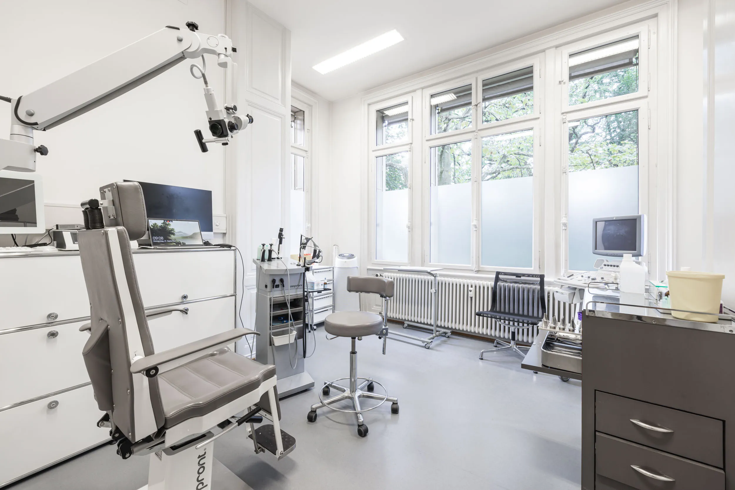Heller Untersuchungsraum mit Sprossenfenstern